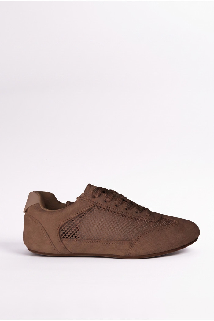 Zapatillas de estilo clásico, suela de caucho natural de perfil bajo.