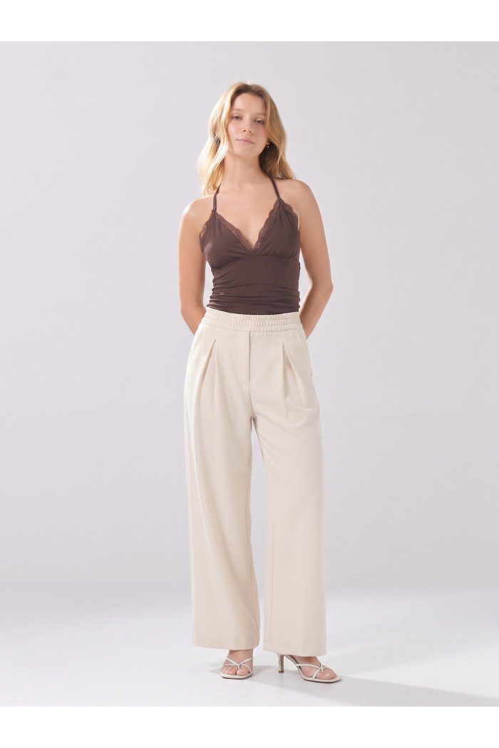 Pantalón unicolor jogger con bota ancha y prenses
