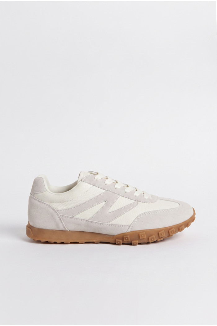 Zapatillas de estilo clásico, suela de caucho natural de perfil bajo.