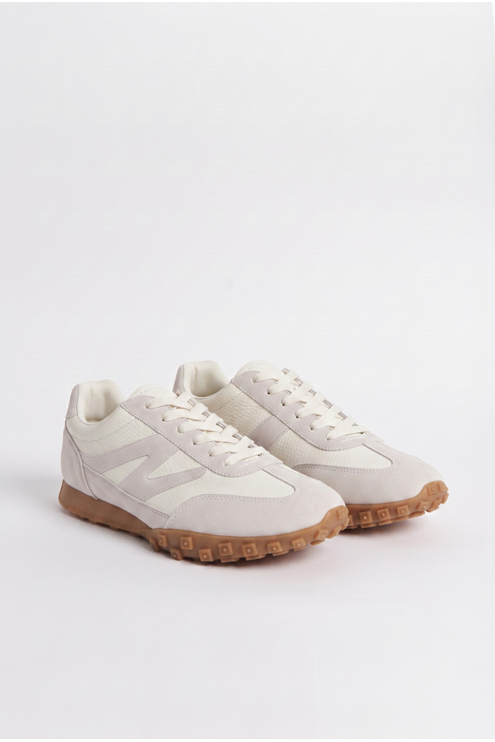 Zapatillas de estilo clásico, suela de caucho natural de perfil bajo.