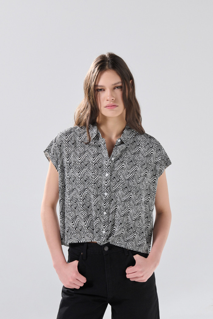 Blusa estampada unicolor con nudo y manga corta