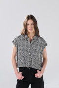 Blusa estampada unicolor con nudo y manga corta