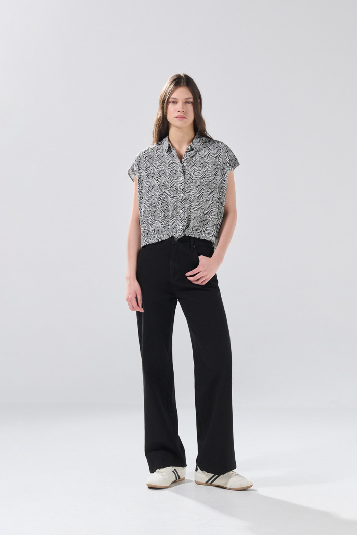 Blusa estampada unicolor con nudo y manga corta
