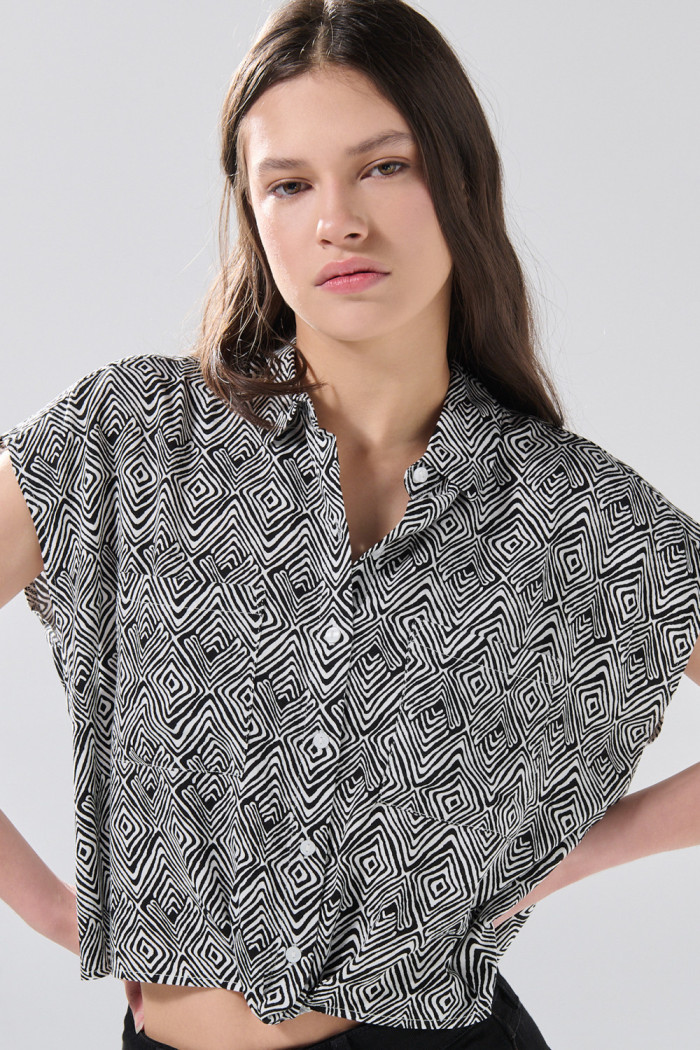 Blusa estampada unicolor con nudo y manga corta
