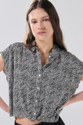 Blusa estampada unicolor con nudo y manga corta