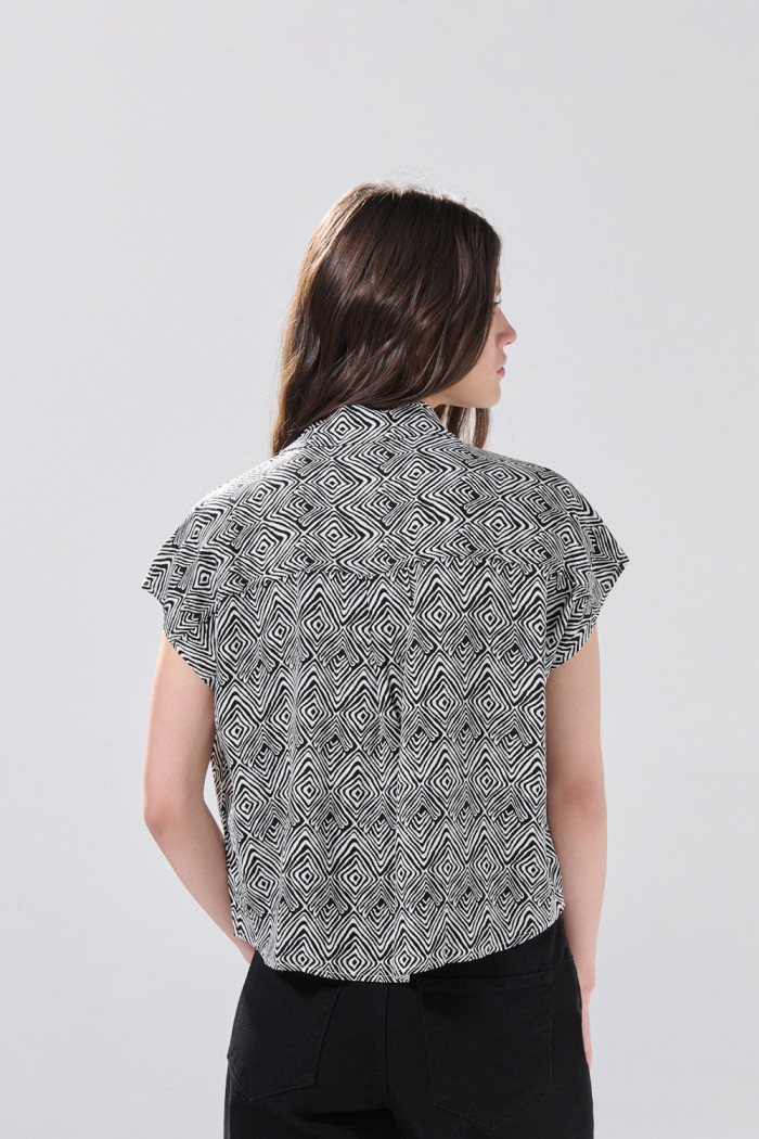 Blusa estampada unicolor con nudo y manga corta