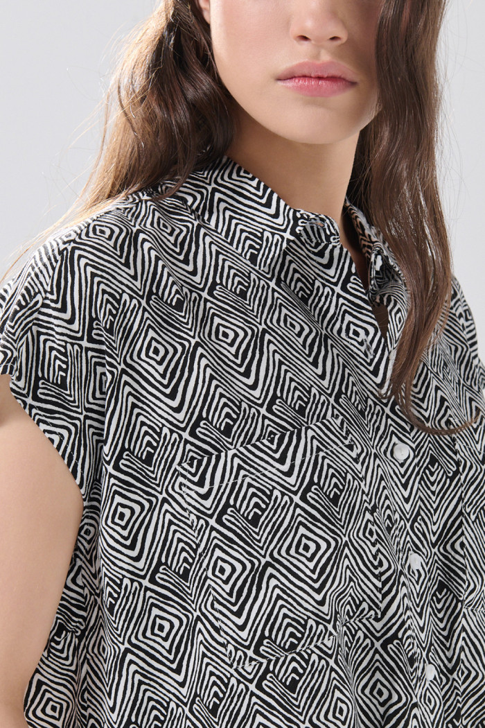 Blusa estampada unicolor con nudo y manga corta
