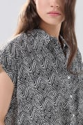 Blusa estampada unicolor con nudo y manga corta