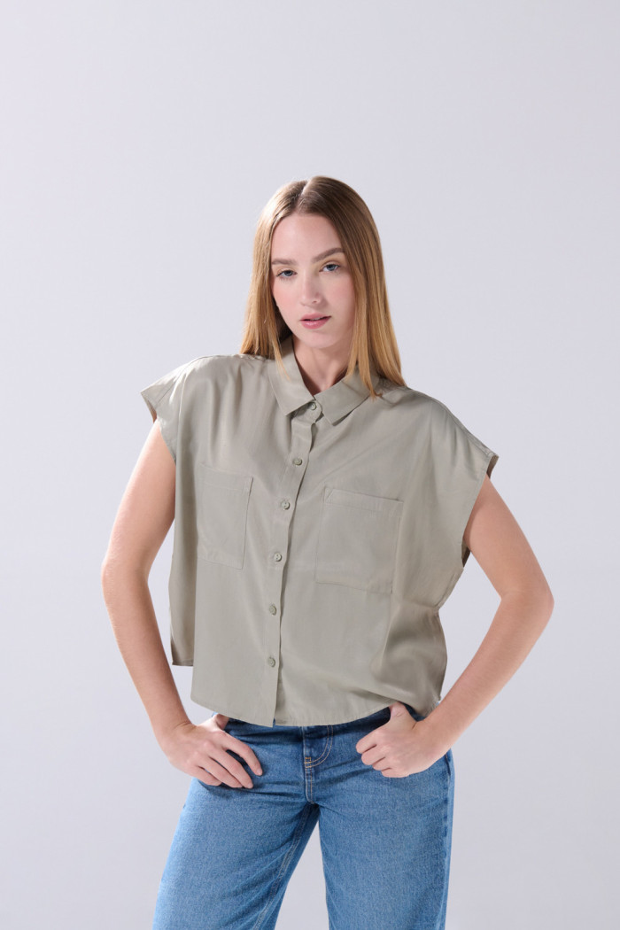 Blusa manga corta unicolor con nudo y estampados