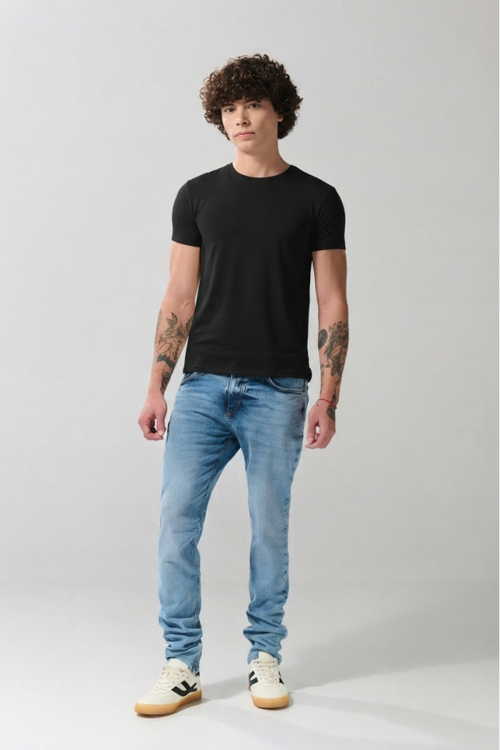 Camiseta ajustada en viscosa unicolor con cuello redondo
