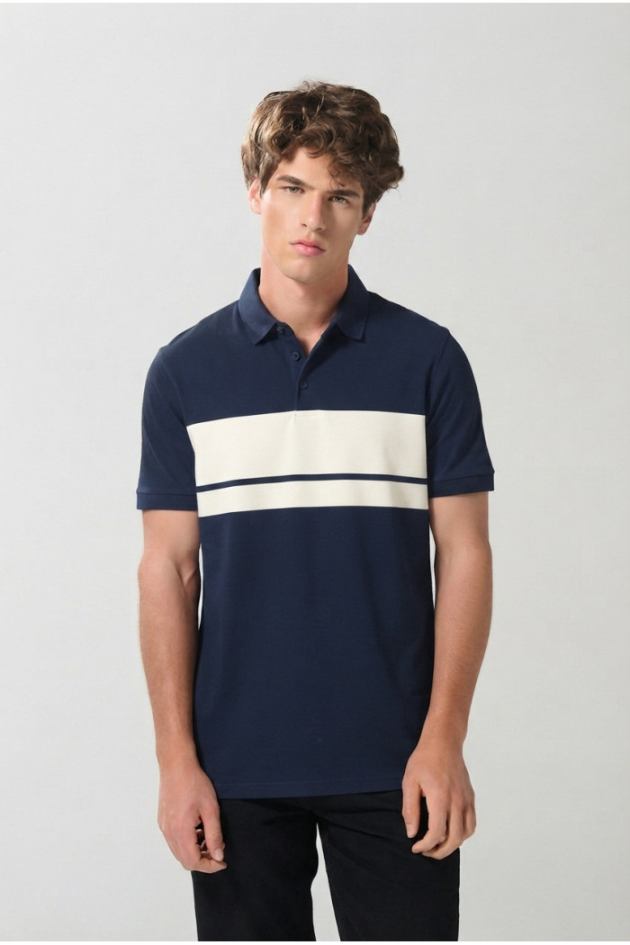 Camiseta polo azul intensa con bloque blanco y manga corta