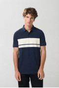 Camiseta polo azul intensa con bloque blanco y manga corta