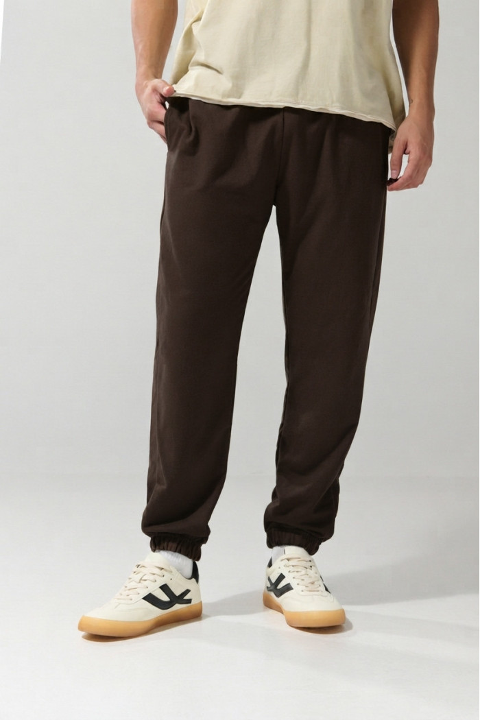 Pantalón unicolor jogger con bolsillos y elástico en bota