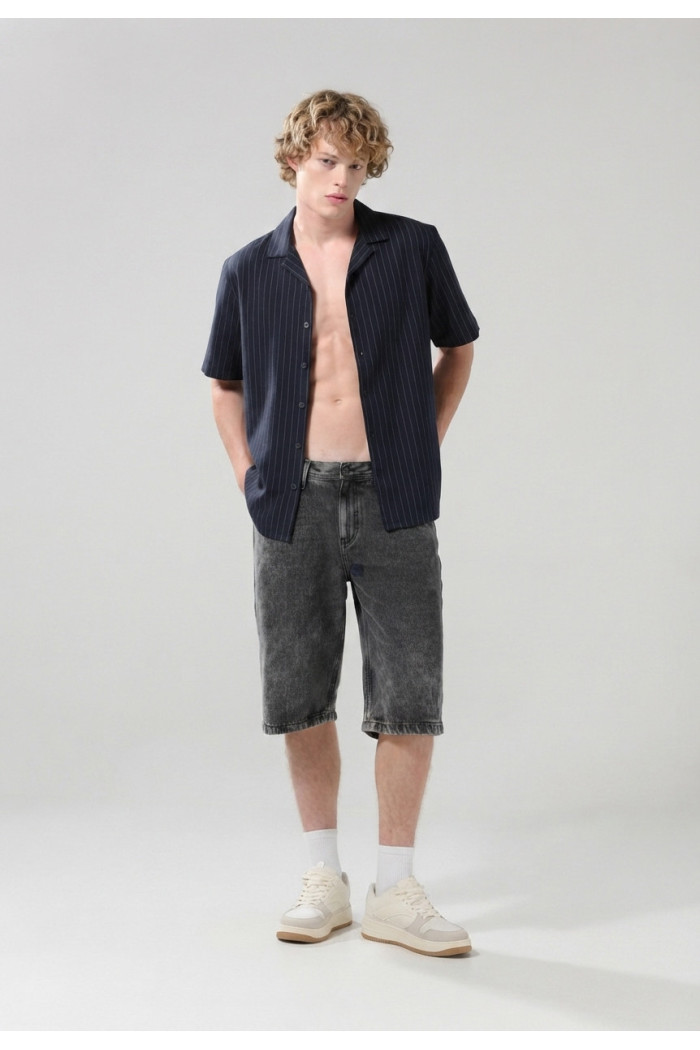 Camisa unicolor a rayas con botones y manga corta