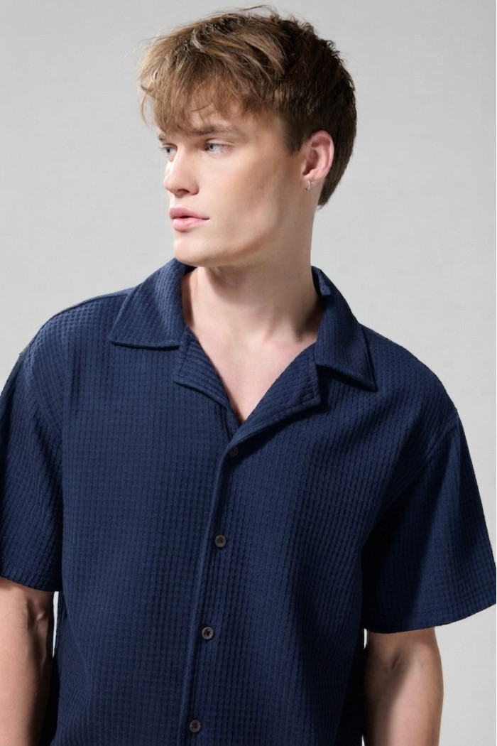 Camisa unicolor con texturas y manga corta