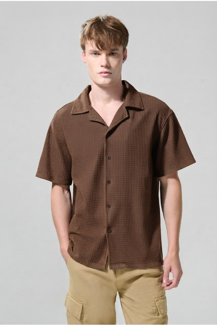 Camisa unicolor con texturas y manga corta