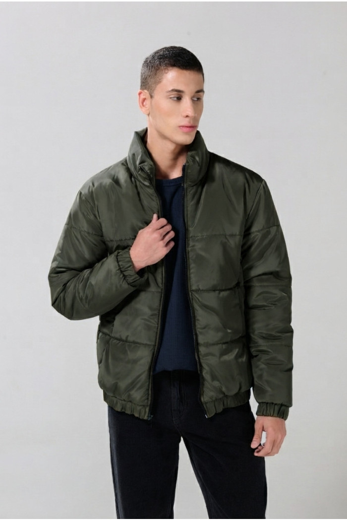 Chaqueta kaki intensa acolchada con cuello alto y cremallera