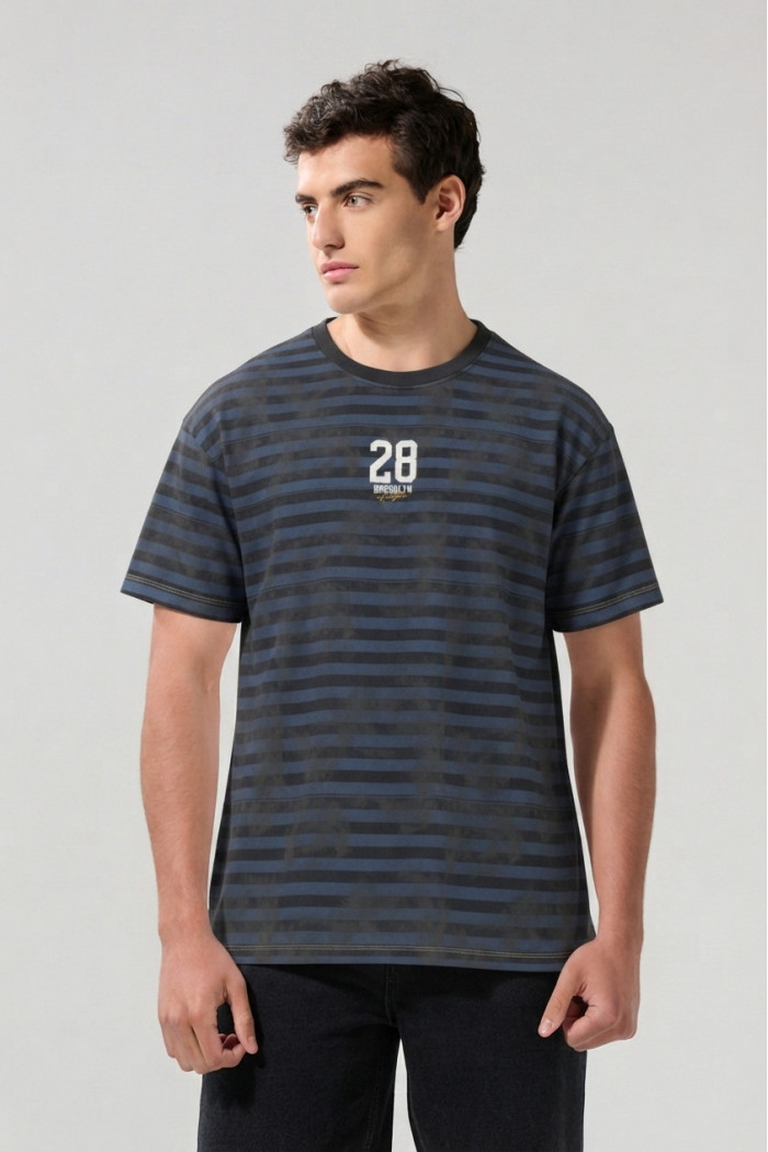 Camiseta azul oscura a rayas college con cuello redondo
