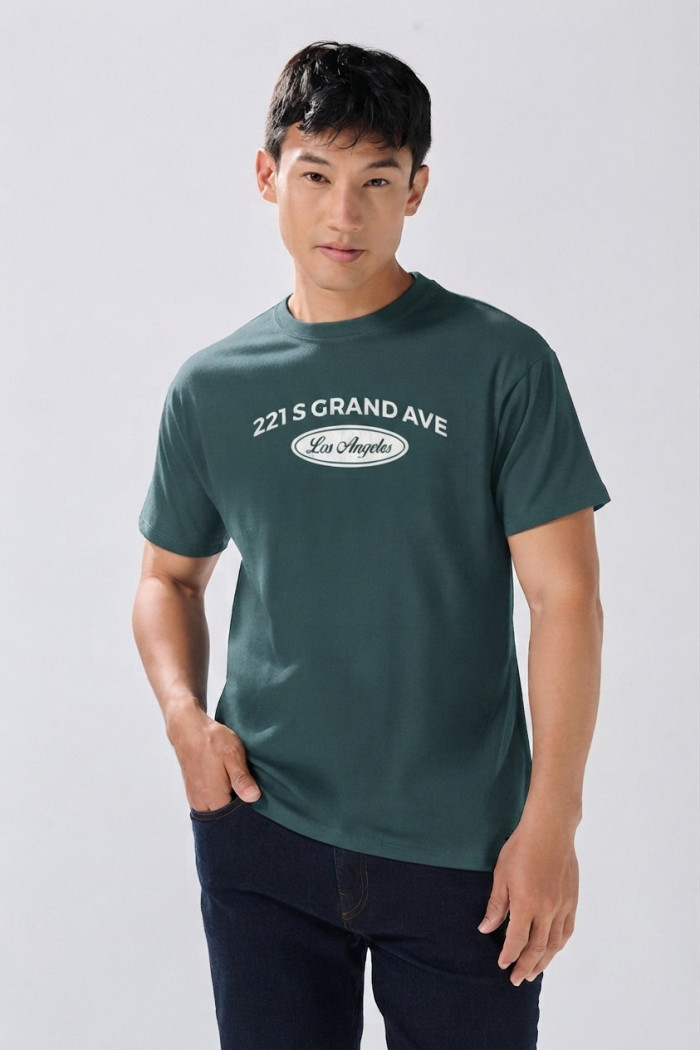 Camiseta verde oscura cuello redondo con diseños college
