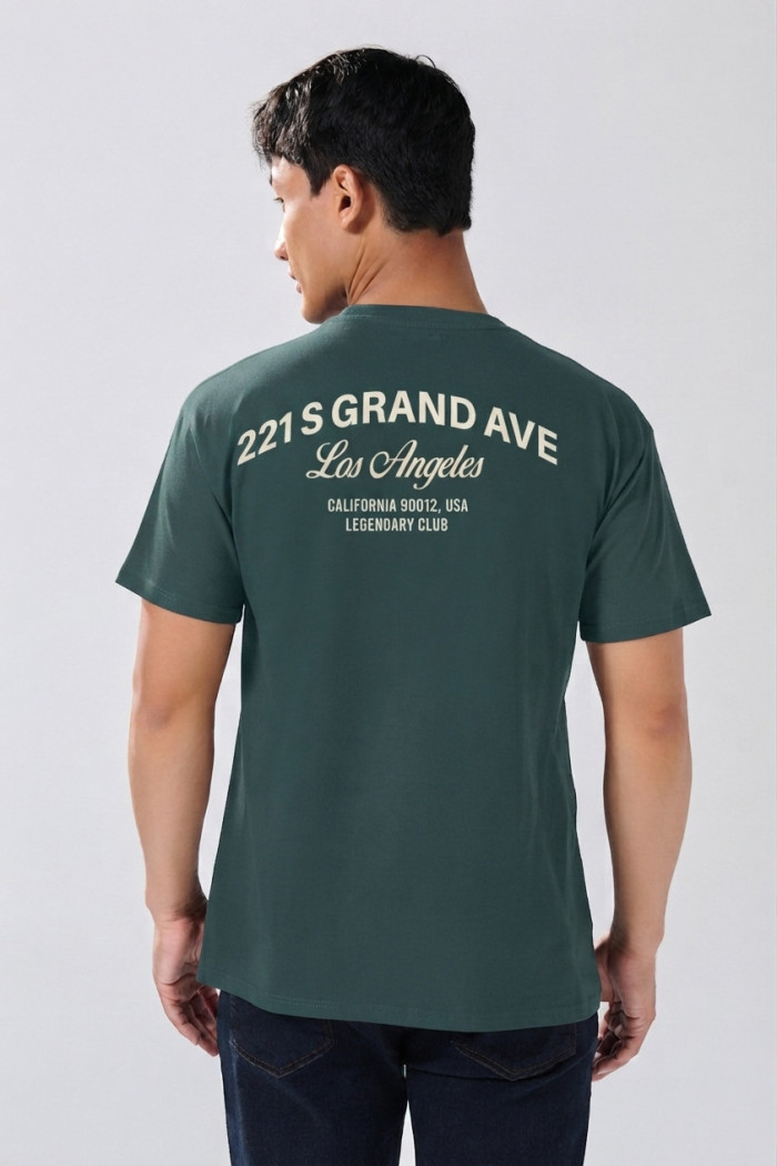 Camiseta verde oscura cuello redondo con diseños college

