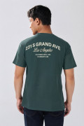 Camiseta verde oscura cuello redondo con diseños college
