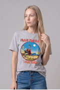 Camiseta gris clara manga corta con diseño de Iron Maiden
