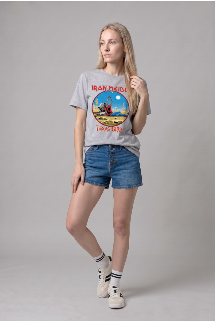 Camiseta gris clara manga corta con diseño de Iron Maiden
