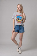 Camiseta gris clara manga corta con diseño de Iron Maiden
