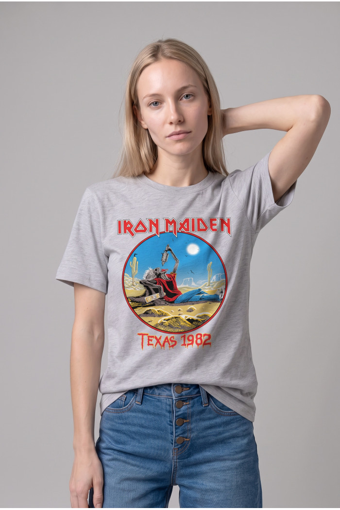 Camiseta gris clara manga corta con diseño de Iron Maiden
