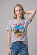 Camiseta gris clara manga corta con diseño de Iron Maiden
