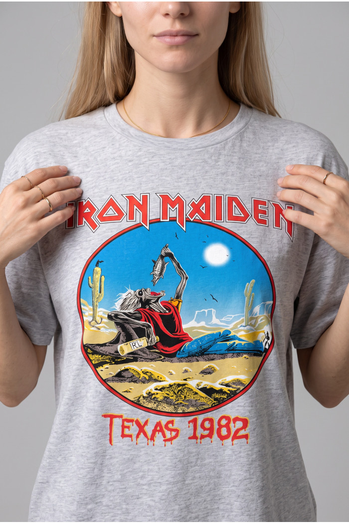 Camiseta gris clara manga corta con diseño de Iron Maiden
