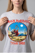 Camiseta gris clara manga corta con diseño de Iron Maiden
