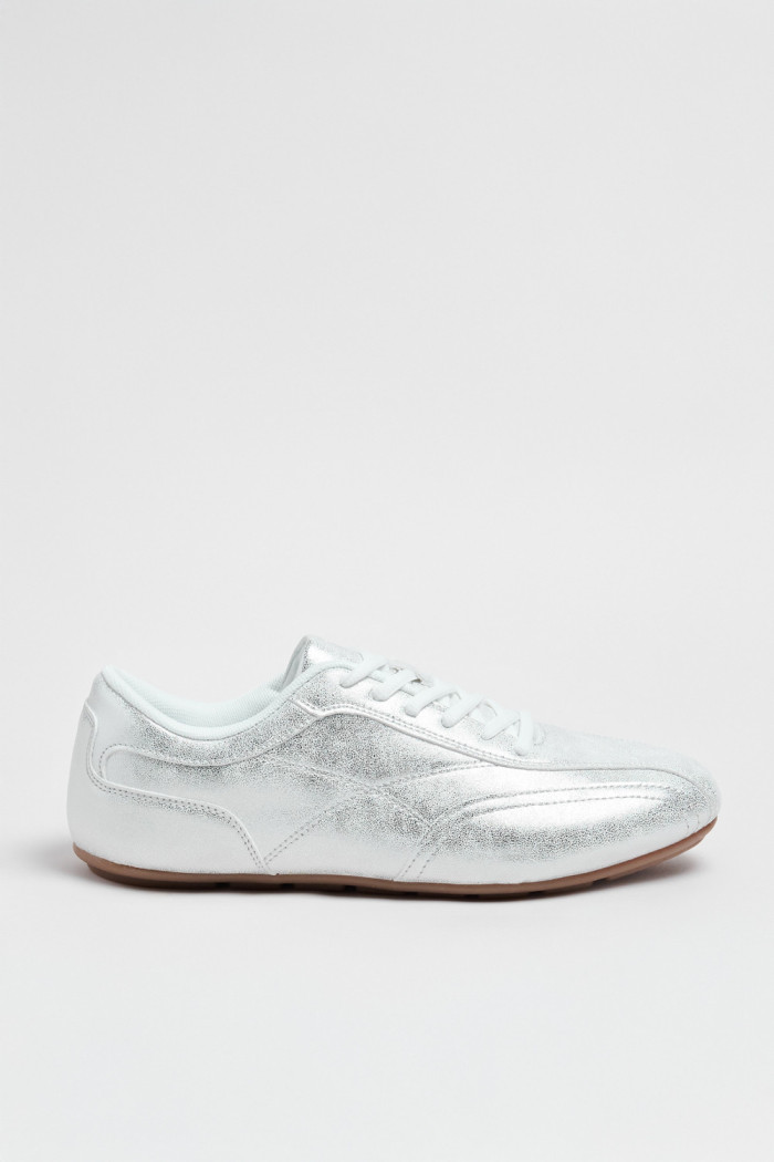 Zapatillas de estilo clásico, suela de caucho natural de perfil bajo.