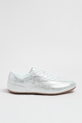 Zapatillas de estilo clásico, suela de caucho natural de perfil bajo.