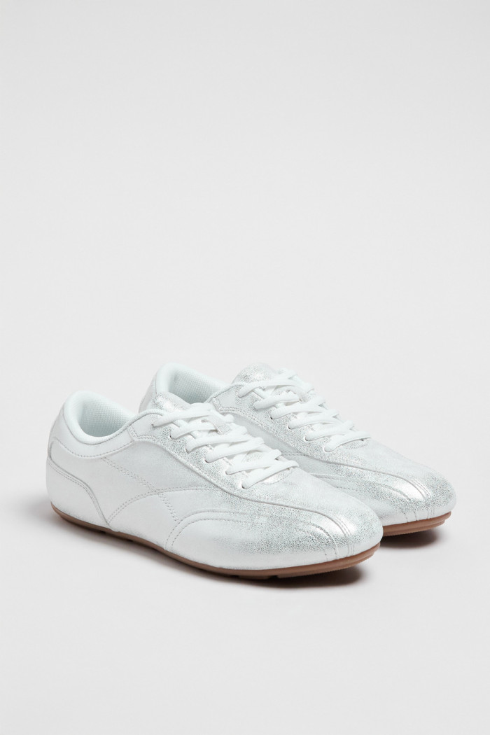 Zapatillas de estilo clásico, suela de caucho natural de perfil bajo.