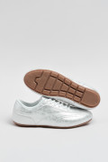 Zapatillas de estilo clásico, suela de caucho natural de perfil bajo.
