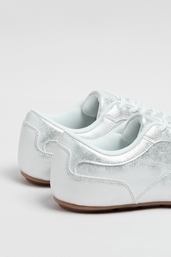 Zapatillas de estilo clásico, suela de caucho natural de perfil bajo.