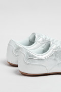 Zapatillas de estilo clásico, suela de caucho natural de perfil bajo.