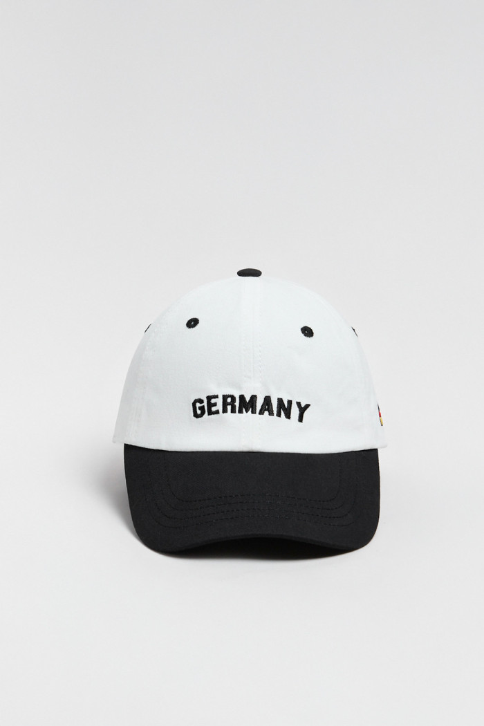 Cachucha beisbolera college crema con visera negra
