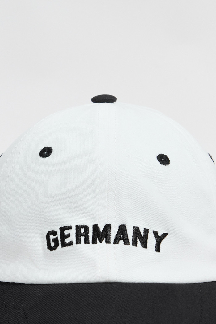 Cachucha beisbolera college crema con visera negra
