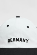 Cachucha beisbolera college crema con visera negra
