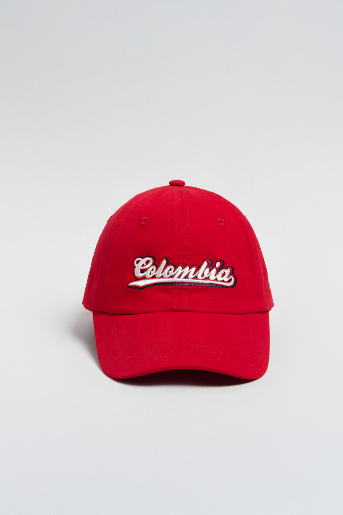 Cachucha beisbolera roja con bordado college blanco

