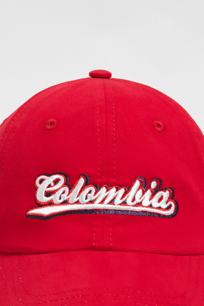 Cachucha beisbolera roja con bordado college blanco

