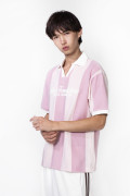 Camiseta cuello polo rosada con rayas y diseño college
