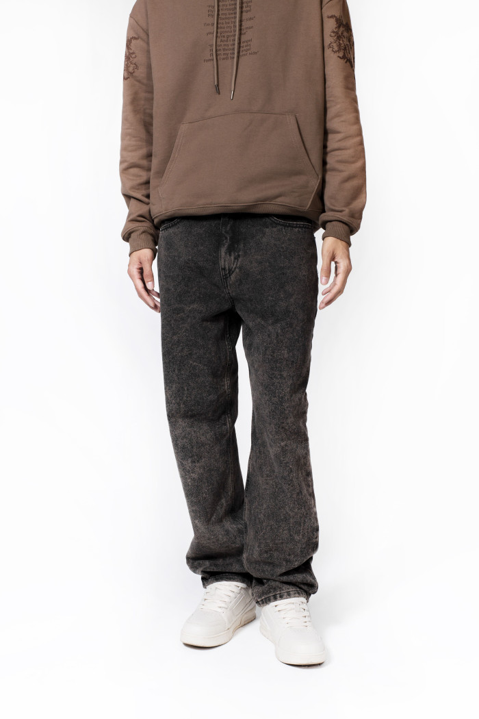 Jean loose café claro con bota ancha y desgastes
