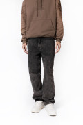 Jean loose café claro con bota ancha y desgastes
