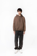 Jean loose café claro con bota ancha y desgastes
