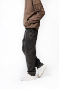 Jean loose café claro con bota ancha y desgastes
