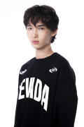 Buzo negro con cuello redondo oversize y artes college
