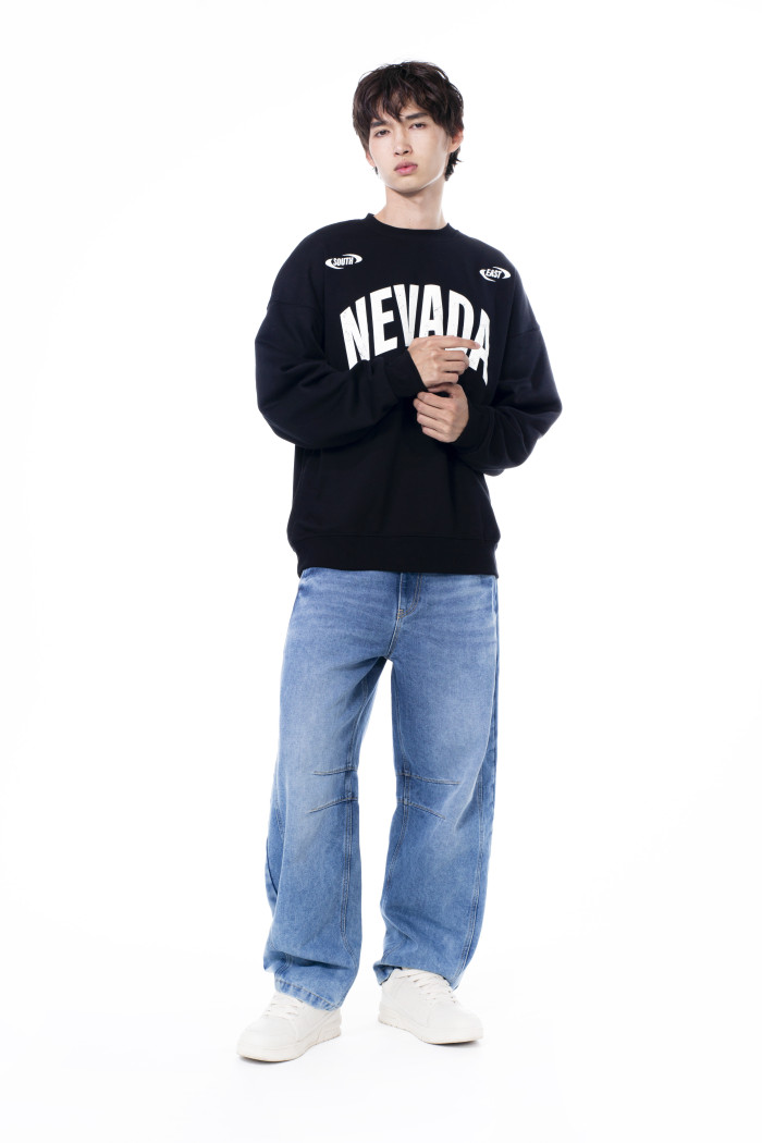 Buzo negro con cuello redondo oversize y artes college
